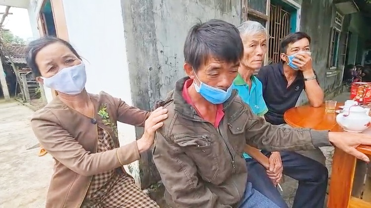 Video: Tiếc thương vây kín căn nhà nhỏ ở Bình Định của 'nam sinh mất tích, thi thể phát hiện trên sông'