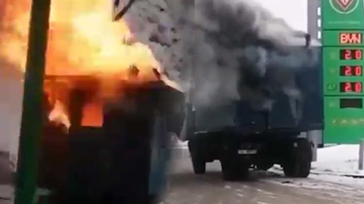 Video: Nổ xe chở gas, bốc cháy ngùn ngụt ngay trạm xăng
