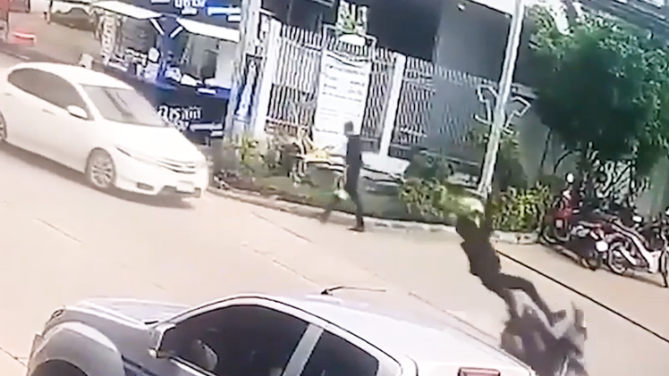 Video: Thanh niên bị hất văng khỏi xe máy vì vướng dây điện trên đường