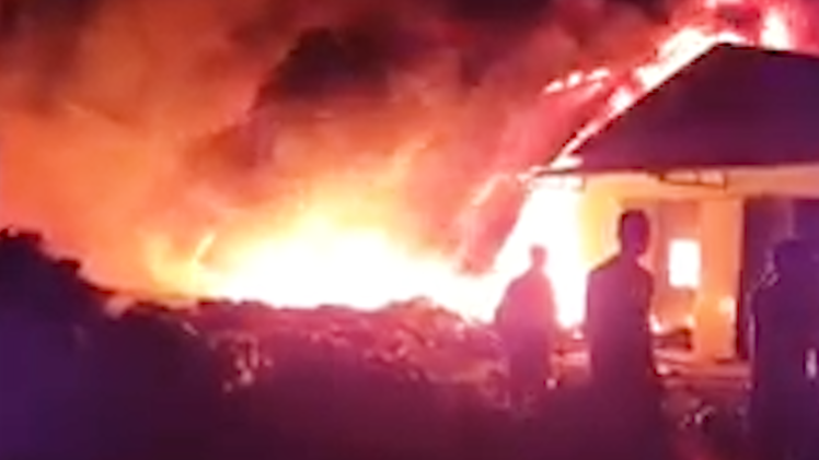 Video: Khói lửa ngùn ngụt tại xưởng sơ chế cà phê ở Lâm Đồng