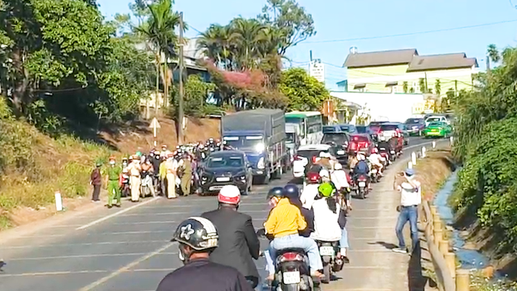 Video: Xe khách gây tai nạn chết người, quốc lộ 20 hướng đi Đà Lạt kẹt cứng