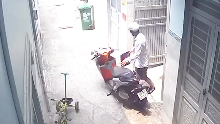 Video: Thản nhiên đột nhập nhà trọ trộm tài sản giữa ban ngày ở TP.HCM