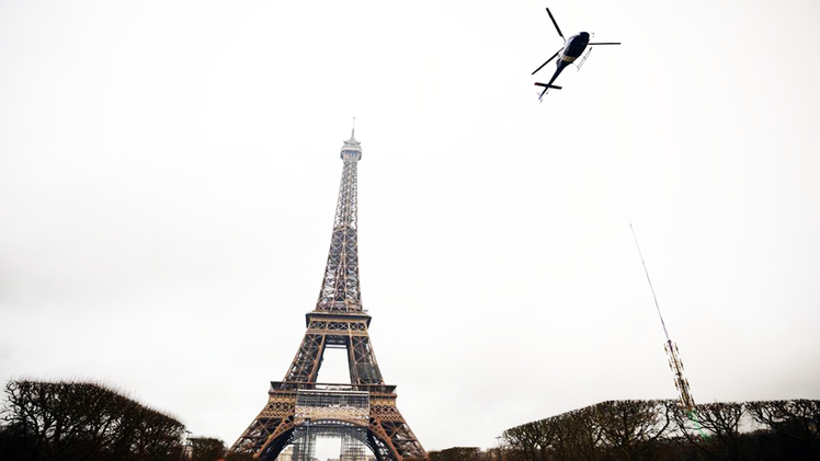 Video: Lắp ăngten radio, tháp Eiffel tăng thêm 6m