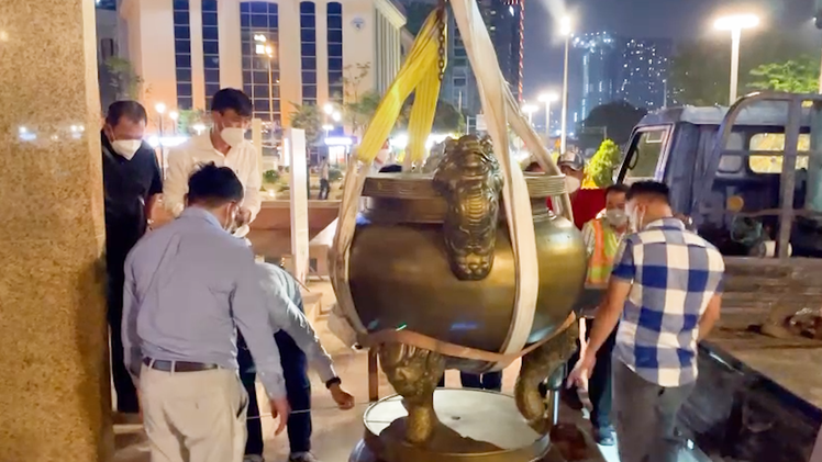 Video: Cung thỉnh lư hương về tượng Đức Thánh Trần Hưng Đạo trong đêm