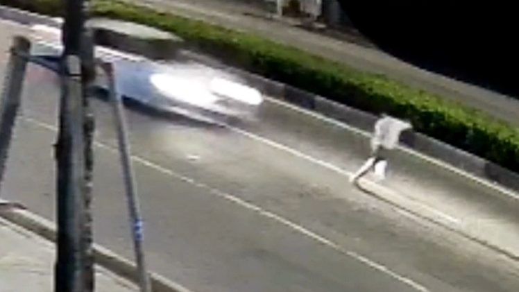 Video: Truy tìm ô tô tông người đi bộ văng xa gần 50m ở Thủ Dầu Một