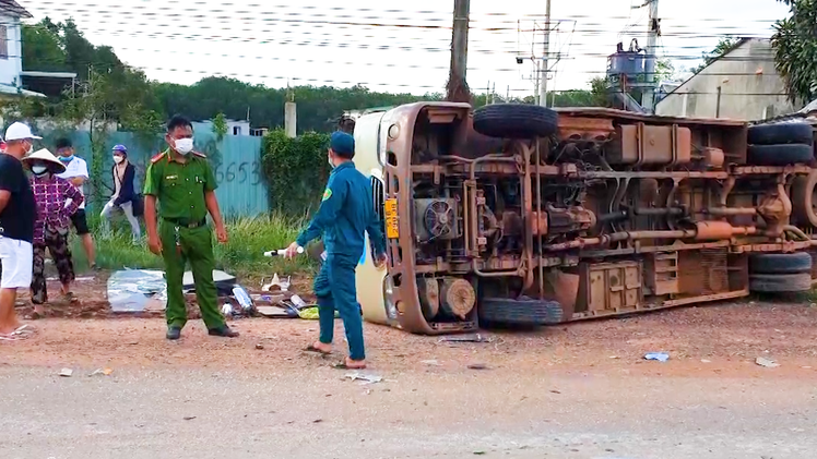 Video: Lật xe khách, nhiều người bị thương đập cửa kính thoát ra ngoài ở TP Đồng Xoài