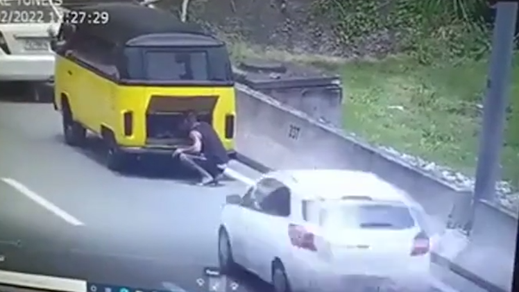 Video: Đang ngồi sửa xe bên đường, người đàn ông bị ô tô tông lăn quay