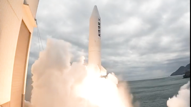 Video: Lần đầu tiên Hàn Quốc phóng tên lửa sử dụng nhiên liệu rắn lên vũ trụ