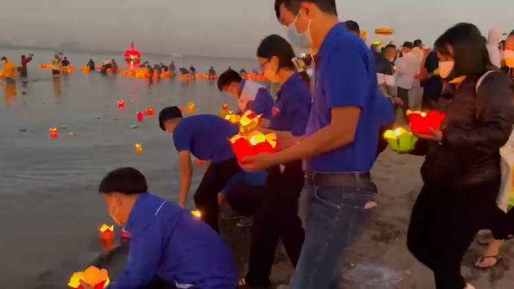 Video: Thả hoa đăng trên biển Cửa Đại, cầu nguyện cho 17 nạn nhân tử vong trong vụ lật ca nô