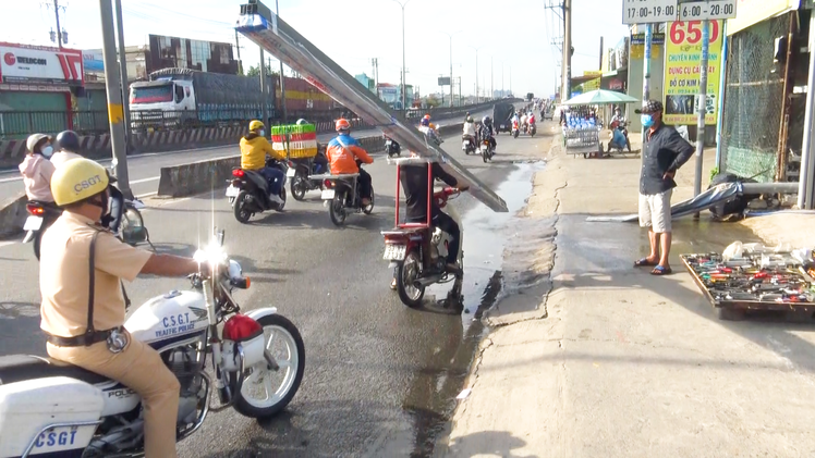 Video: ‘Ớn lạnh’ thanh niên vác nhiều thanh sắt dài gần 7m, chạy xe máy một tay
