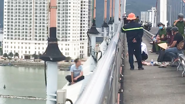 Video: Náo động trên cầu Thuận Phước vì người đàn ông dừng ô tô, đòi nhảy xuống sông Hàn