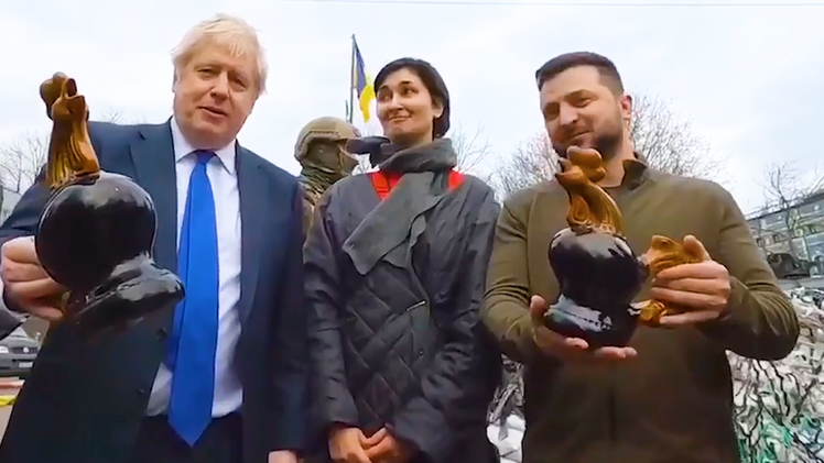 Video: Con gà mà người dân Ukraine tặng thủ tướng Anh có ý nghĩa gì?