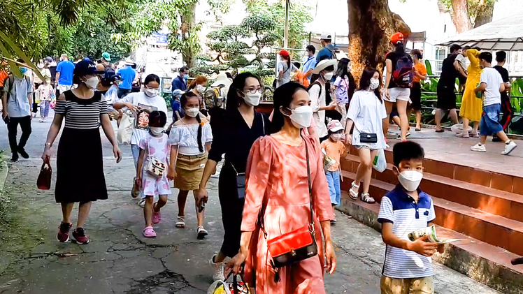 Video: Thảo Cầm Viên quá tải vì hàng ngàn người dân đổ về chơi lễ