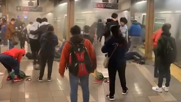 Video: 13 người bị thương trong vụ nổ súng tại ga tàu điện ngầm ở New York
