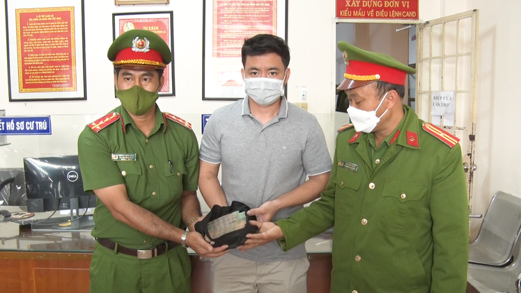 Video: Đại úy công an trả lại 300 triệu đồng cho du khách đánh rơi ở Đà Lạt