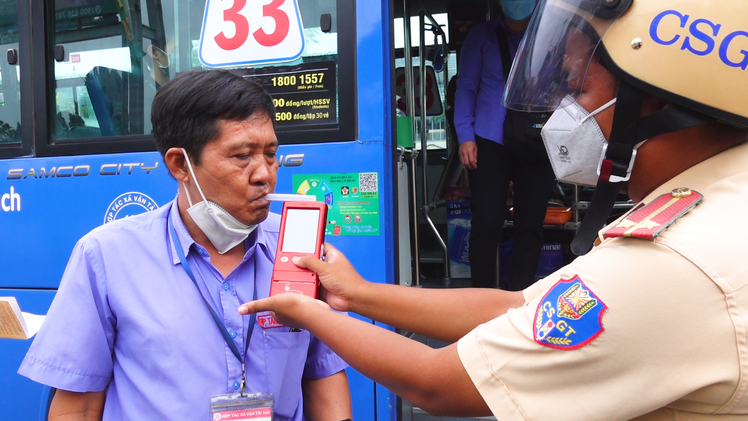 Video: Công an kiểm tra ma túy, nồng độ cồn đối với tài xế xe buýt