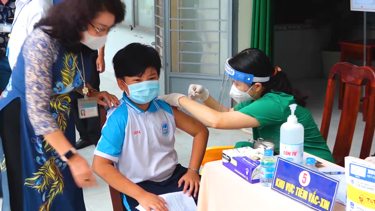 Video: Hàng ngàn trẻ em từ 5-11 tuổi ở Đồng Nai tiêm vắc xin phòng COVID-19
