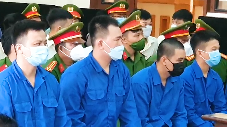 Video: 19 bị cáo trong vụ nổ súng gây chết người ở Tiền Giang hầu tòa