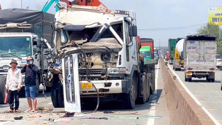 Video: Cabin xe tải cẩu biến dạng sau va chạm với xe ben tại dốc Thiên Thu