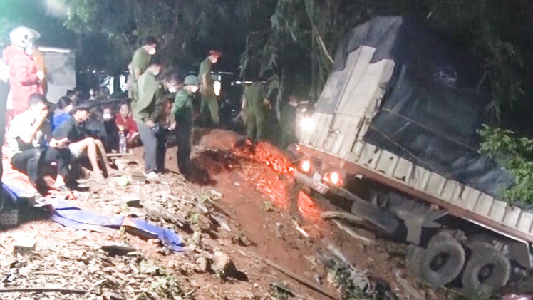 Video: Hiện trường xe tải lao vào nhà dân khiến ba mẹ con tử vong ở Quảng Bình