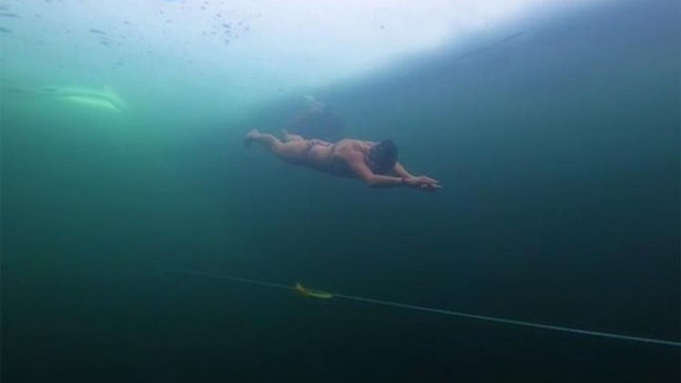 Video: Công bố kỷ lục thế giới của nữ vận động viên bơi 90 mét dưới lớp băng dày