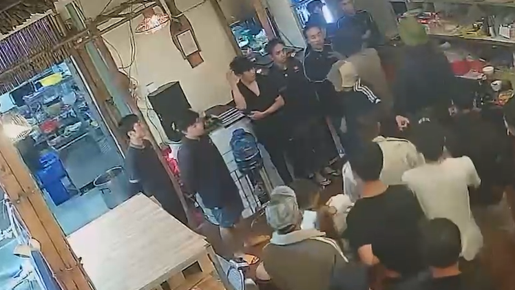 Video: Triệu tập nhóm người bắt nhân viên quán nhậu xếp hàng, khoanh tay để hành hung