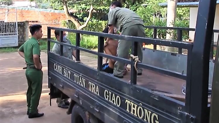 Video: Khống chế nam thanh niên nghi 'ngáo đá', đập phá ô tô trong chợ Đồng Xoài