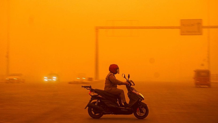 Video: Bão cát khiến nhiều thành phố ở Iraq chuyển sang màu vàng cam