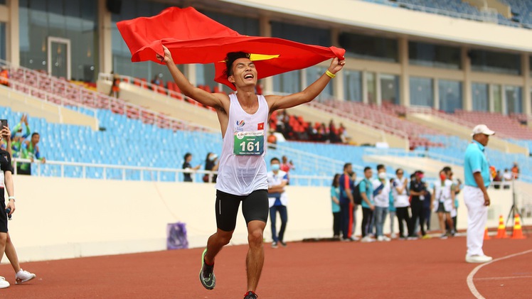Video: Khoảnh khắc Hoàng Nguyên Thanh giành tấm HCV lịch sử cho marathon Việt Nam