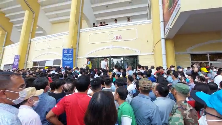 Video: 'Biển người' ở sân Thiên Trường trước giờ bóng lăn trận bán kết U23 Thái Lan - U23 Indonesia