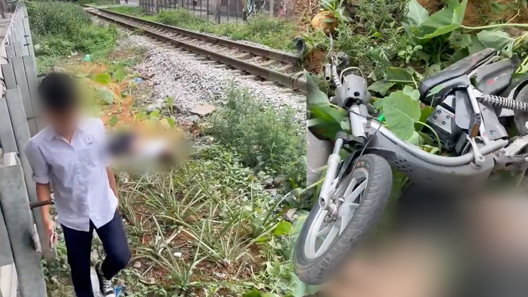 Video: Trên đường đến trường, 2 nam sinh 14 tuổi bị tàu lửa tông trúng, một em tử vong