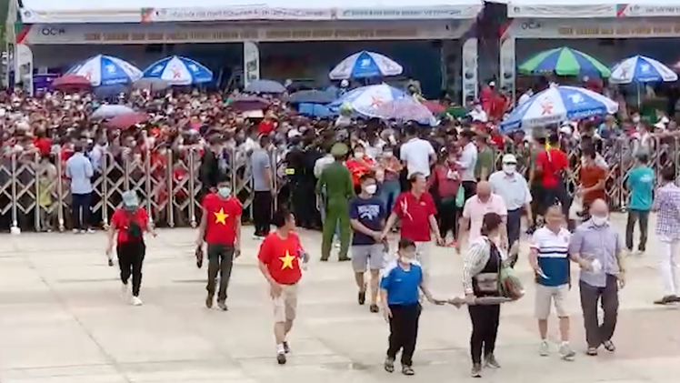 Video: Hàng ngàn CĐV chen lấn, xô đẩy vào xem chung kết bóng chuyền nam