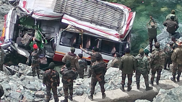 Video: 7 người chết, 19 người bị thương do xe chở binh sĩ lao xuống sông ở Ấn Độ