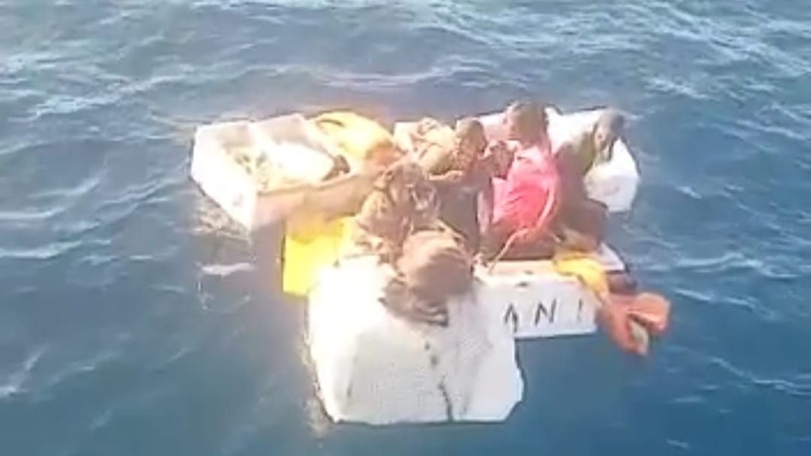 Video: Nhóm thuyền viên sống sót 4 ngày giữa biển khơi nhờ bám vào thùng xốp