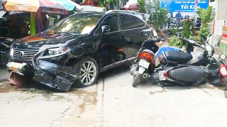 Video: Ô tô bất ngờ lao vào hẻm, tông ngã 7 xe máy trước quán cơm ở quận 1