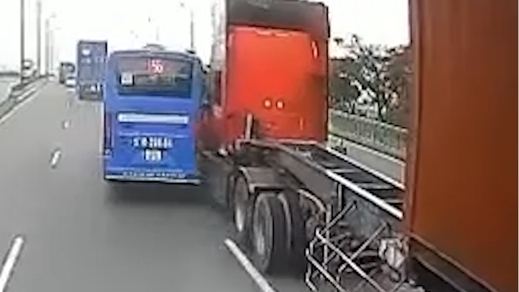 Video: Hoảng hồn xe buýt va container trên Xa lộ Hà Nội, đình chỉ tài xế, học lại lớp nghiệp vụ