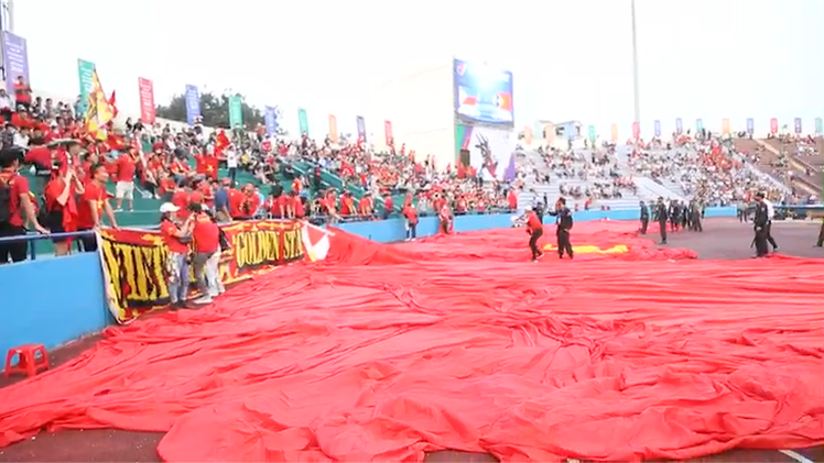 Video: Lá cờ 'khổng lồ' đã được CĐV mang vào sân Việt Trì, chờ U23 Việt Nam chiến thắng để bùng nổ