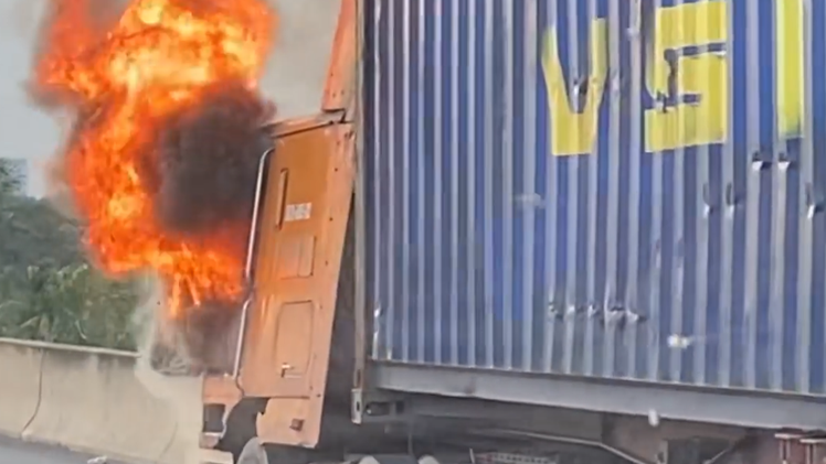 Video: Container cháy rụi trên cao tốc TP.HCM - Long Thành - Dầu Giây