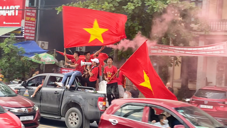 Video: Pháo sáng và sắc đỏ ‘tiếp lửa’ cho U23 Việt Nam trước giờ bóng lăn