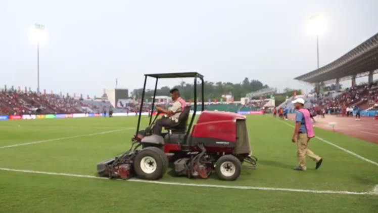 Video: Xe lu mặt sân cỏ, sẵn sàng cho trận U23 Việt Nam - U23 Philippines