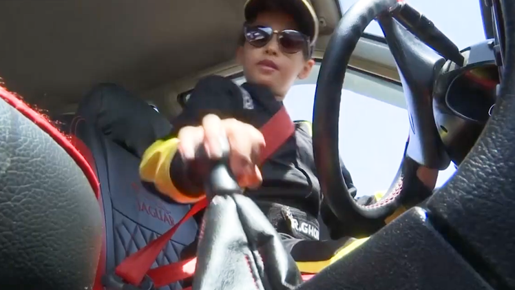 Video: Tài xế nhí 7 tuổi lái ô tô 'biểu diễn' điêu luyện, muốn trở thành nhà vô địch đua xe chuyên nghiệp