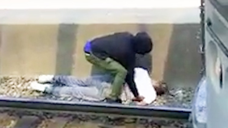 Video: Lao xuống đường ray cứu người đàn ông bị điện giật