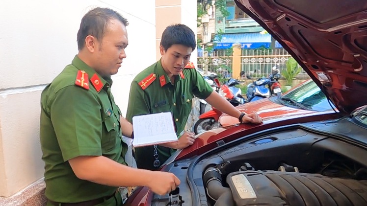 Video: Tạm giữ xe ô tô Porsche nghi nhập lậu ở Bình Định