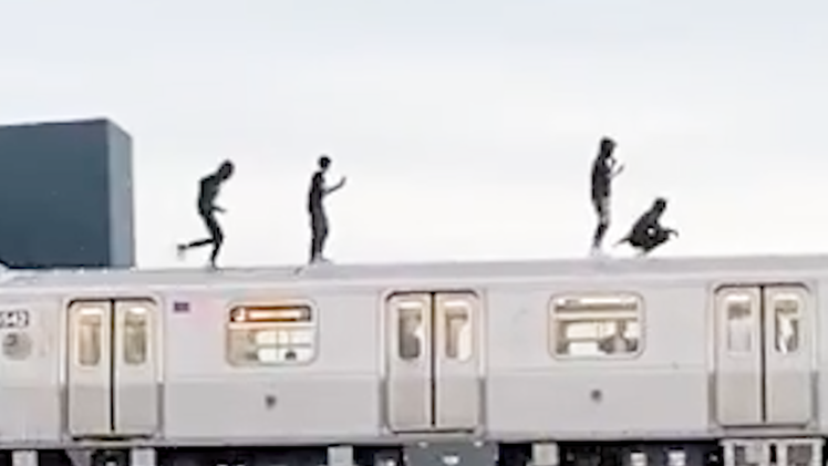 Video: Nhóm người chạy, nhảy 'lò cò' trên nóc đoàn tàu đang di chuyển