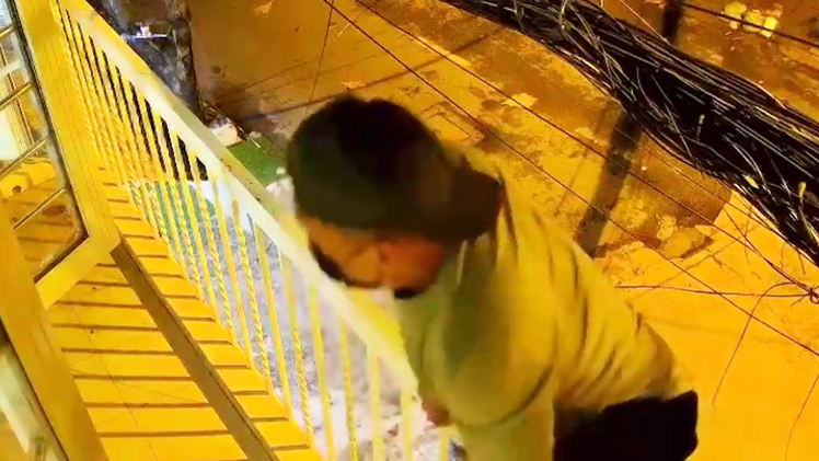 Video: Camera ghi lại toàn bộ 'hành tung' tên trộm leo lầu lấy tài sản của người dân ở TP.HCM