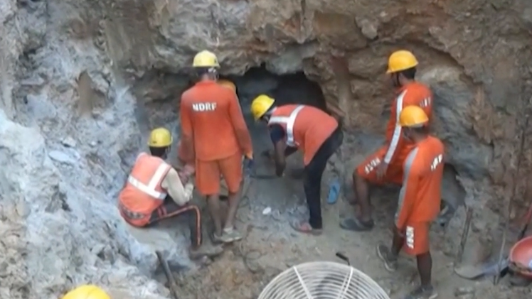 Video: Đào đường hầm giải cứu bé trai kẹt 4 ngày dưới giếng sâu 24m