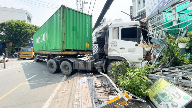 Video: Hiện trường xe container nổ vỏ, lao thẳng vào quán cơm ở quận 7, TP.HCM