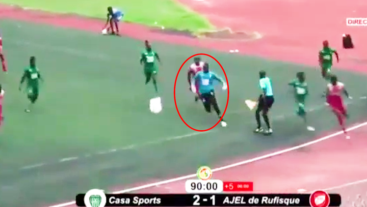 Video: Cầu thủ ăn cắp mảnh vải trắng của thủ môn dẫn tới đánh nhau, cả sân lao vào 'hỗn chiến'