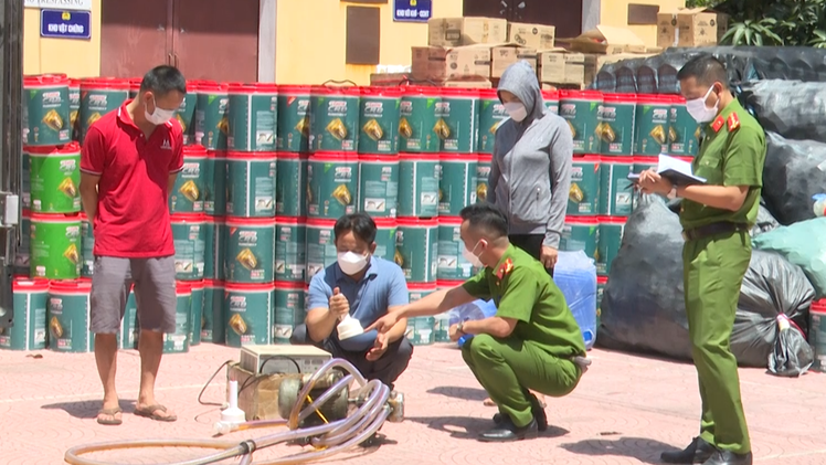 Video: Đột kích kho sản xuất, buôn bán dầu nhớt giả quy mô lớn ở Hải Dương