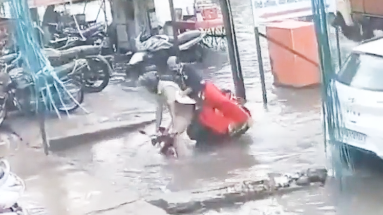 Video: Cặp vợ chồng ở Ấn Độ gặp nguy hiểm do mưa lớn nước ngập không nhìn thấy miệng cống